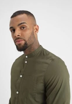 Pier One Muscle Fit Stand- Overhemd - Oliv -Pier One Verkoopwinkel 259eaf52e4d4427a96fee394df68933f