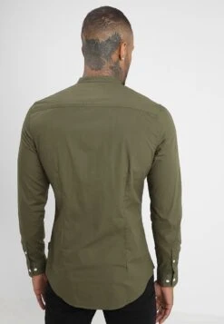 Pier One Muscle Fit Stand- Overhemd - Oliv -Pier One Verkoopwinkel 6203a98ce2074a57aa2427fe331f99cb