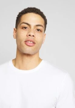 Pier One 3 Pack - T-Shirt Basic - White/Dark Blue/Red 9 Pier One 3 Pack - T-Shirt Basic - White/Dark Blue/Red -Pier One Verkoopwinkel bb58520a3fdd4addbd204975d9a479ed